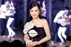 Đông Nhi bị fan cưỡng hôn trên sân khấu, vậy mà vẫn xử lý cực chuyên nghiệp