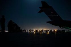 Taliban từ chối cho Mỹ gia hạn chiến dịch sơ tán ở sân bay Kabul