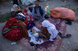 Nhói lòng cảnh hàng nghìn gia đình tị nạn mắc kẹt ở Thủ đô Kabul