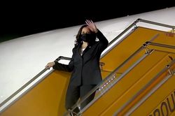 Phó tổng thống Mỹ đăng video về chuyến thăm Việt Nam trên Twitter