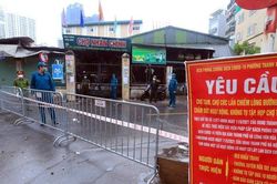 Hình ảnh căng dây đóng cửa chợ Nhân Chính, Quận Thanh Xuân, Hà Nội