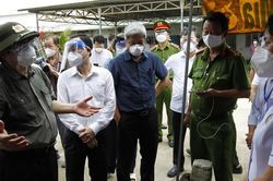 Hình ảnh Thủ tướng Phạm Minh Chính thị sát công tác phòng chống dịch Covid-19 tại TP HCM