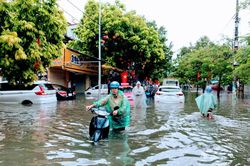 Hải Phòng mưa lớn, đường phố thành sông