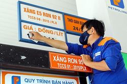 Giá xăng giảm hơn 500 đồng mỗi lít