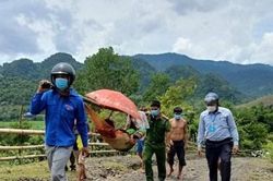 Sản phụ mới sinh ngất bên đường được tổ tuyên truyền Chỉ thị 15 dùng võng đưa về nhà