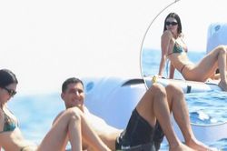 'Siêu mẫu đắt giá nhất thế giới' Kendall Jenner diện bikini khoe body cực phẩm