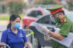 Hà Nội phát hiện Giấy đi đường của người bán cá mới '8 tháng tuổi'