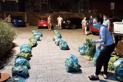 Người dân TP Vinh phát rau tặng tới tận cửa chung cư lúc nửa đêm
