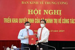 Trao quyết định ông Nguyễn Thành Phong làm Phó Ban Kinh tế Trung ương