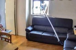 Clip tên trộm táo tợn trèo lên tầng 10, dùng gậy móc túi tiền của chủ nhà