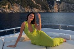 Chân dài Kendall Jenner đẹp hoàn mỹ với váy len bông kín đáo trên du thuyền