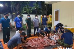 Bộ đội mổ heo phân bổ đến các điểm bán hàng lưu động