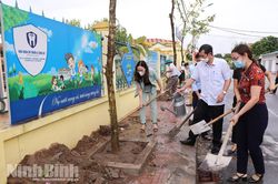 Hội Phụ nữ thành phố Ninh Bình ra quân trồng 'Đường cây Phụ nữ'