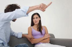 Vợ quyết ly hôn vì chồng cư xử hèn hạ khi bị bắt quả tang ngoại tình