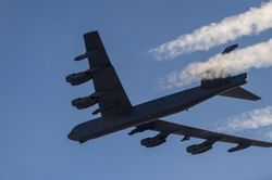 Vì sao 'pháo đài bay' B-52 Mỹ liên tục tập trận gần Afghanistan?