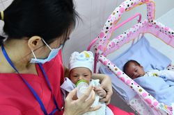 Gần 200 bé sơ sinh của sản phụ F0 tại TP.HCM được tặng sữa