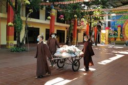 Nhà chùa sẽ hỗ trợ thực phẩm cho người dân đến hết giãn cách