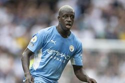 Man City cấm thi đấu Benjamin Mendy vì cáo buộc hiếp dâm