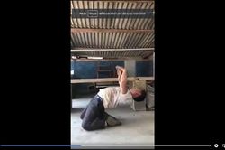 Clip: Ngã mũ trước màn múa dẻo của bác nông dân