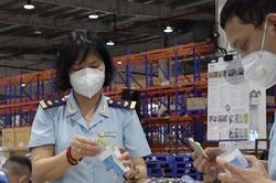 Thu giữ hàng trăm hộp thuốc, thiết bị y tế chống dịch nhập lậu về Nội Bài