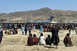 Số nạn nhân trong các vụ đánh bom tại sân bay Kabul tiếp tục tăng