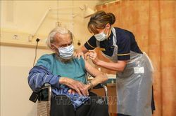 Tiêm chủng ngăn ngừa trên 100.000 ca tử vong do COVID-19 tại Anh