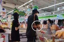 Giữa siêu thị, Đoàn Văn Hậu có hành động 'cưng xỉu' với Doãn Hải My