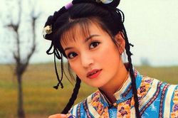 Giữa 'bão' drama, rộ tin đồn 'Én nhỏ' Triệu Vy đã bay sang Pháp