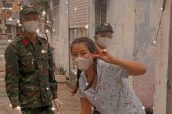 Thấy anh bộ đội mang thực phẩm đến nhà, cô gái tranh thủ chụp kiểu ảnh nhận hàng nghìn lượt 'thả tim'