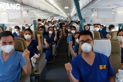 Gần 200 y, bác sĩ miền Trung chi viện miền Nam chống dịch