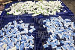Thu giữ hàng trăm hộp thuốc, vật tư y tế phục vụ chống dịch nhập khẩu trái phép