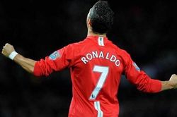 Ronaldo tái hợp MU: Hưởng lương ngất ngưỡng, chưa thể mặc áo số 7