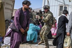 Mỹ cảnh báo công dân tránh xa sân bay Kabul