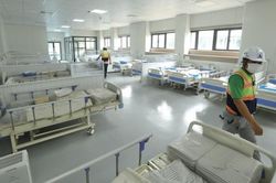 Gấp rút thi công bệnh viện dã chiến 500 giường điều trị bệnh nhân Covid-19 ở Hà Nội