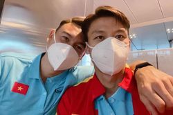 Văn Lâm tặng áo cho 'fan đặc biệt' ở tuyển Việt Nam