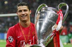 Khi gia nhập Man Utd, Cristiano Ronaldo hưởng mức lương bao nhiêu?