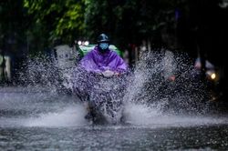 Phố phường Hà Nội ngập tứ bề sau cơn mưa lớn cuối ngày