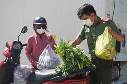 Công an Đà Nẵng trực tiếp đứng bán hàng giá rẻ cho người dân