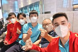 Tuyển Việt Nam đổ bộ Saudi Arabia, Tấn Trường miệt mài livestream