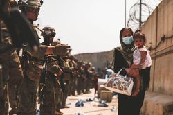 'Tôi cảm thấy vô dụng, tuyệt vọng': Nhật ký hành trình sơ tán của một phụ nữ Afghanistan