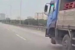 Xe tải không bánh chạy bon bon trên đường khiến nhiều người kinh sợ