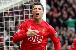 Ronaldo đá trận ra mắt MU khi nào?