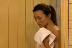Đang xông hơi, cô gái phát hoảng khi thấy người đàn ông bước vào