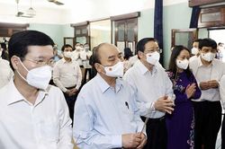 Chủ tịch nước dâng hương tưởng niệm Chủ tịch Hồ Chí Minh