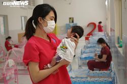 Những 'người mẹ' đặc biệt nhận chăm con cho sản phụ mắc COVID-19