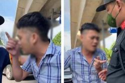 Người đàn ông không đeo khẩu trang, cà khịa cảnh sát ở Hà Nội