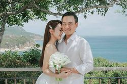 U50 nhưng Chi Bảo vẫn điển trai, phong độ trong bộ ảnh cưới chụp cùng bà xã kém 16 tuổi