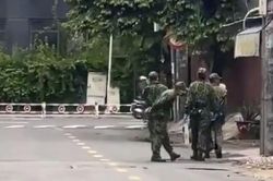 Nhanh thoăn thoắt đi giao đồ ăn cho dân nhưng các anh bộ đội vẫn có chút bối rối giữa đường phố Sài Gòn