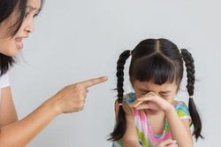 Con không muốn gặp mẹ vì bị đối xử quá hà khắc