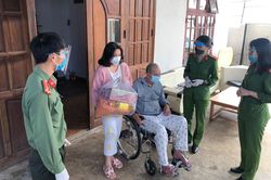 Công an Đà Lạt trao 300 phần quà cho người dân có hoàn cảnh khó khăn